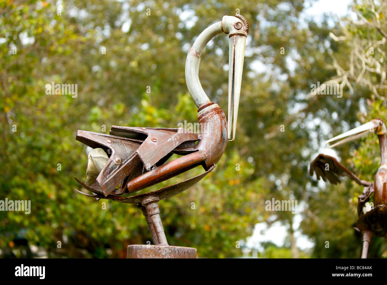 Metall-Skulptur von ein Wasservogel aus Schrott marine Metallteile erstellt Stockfoto