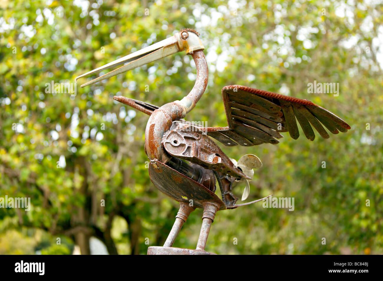 Metall-Skulptur von ein Wasservogel aus Schrott marine Metallteile erstellt Stockfoto