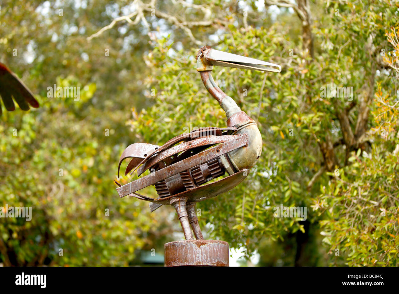Metall-Skulptur von ein Wasservogel aus Schrott marine Metallteile erstellt Stockfoto