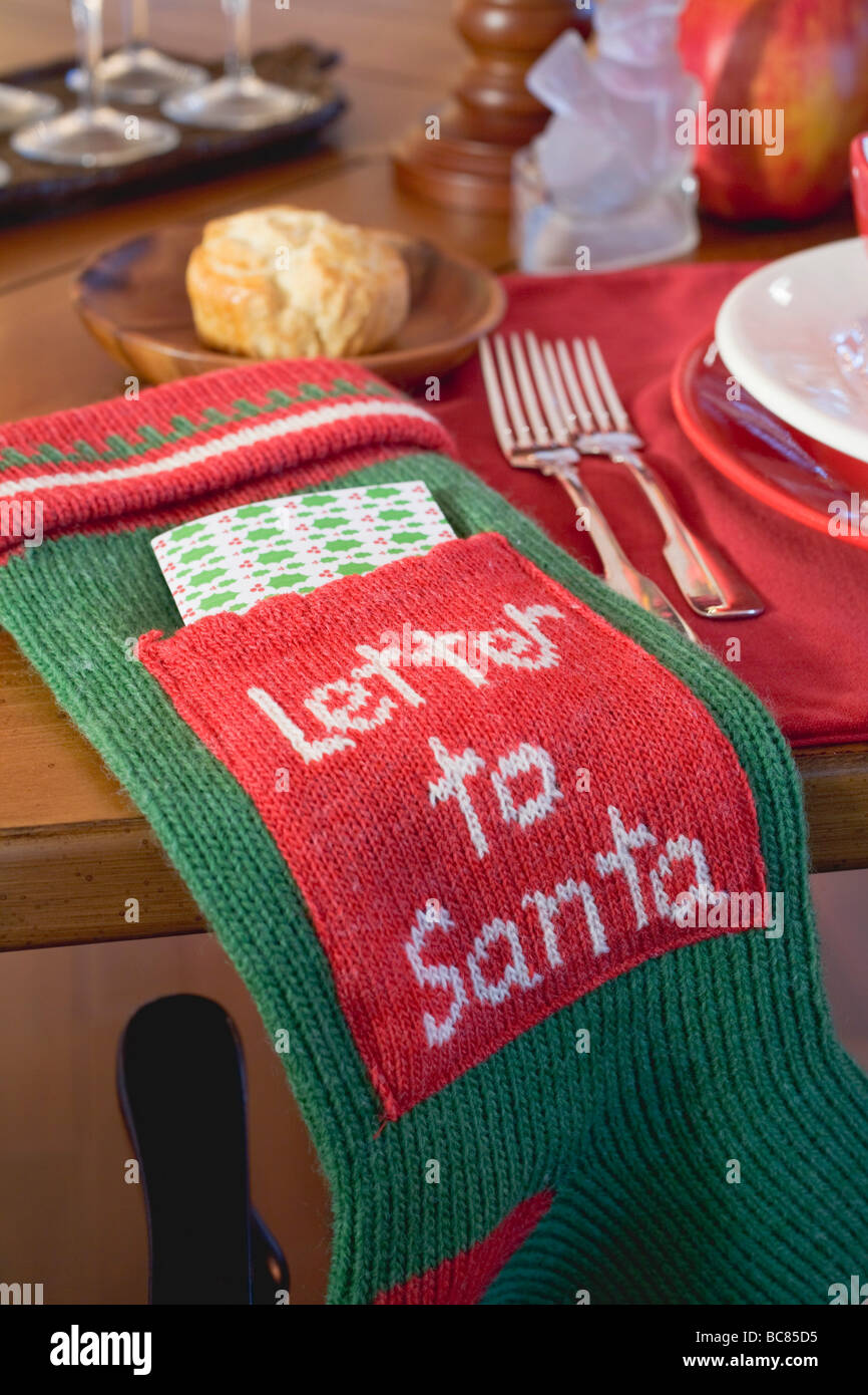 Besatz mit Brief an den Weihnachtsmann, neben Xmas-Gedeck- Stockfoto