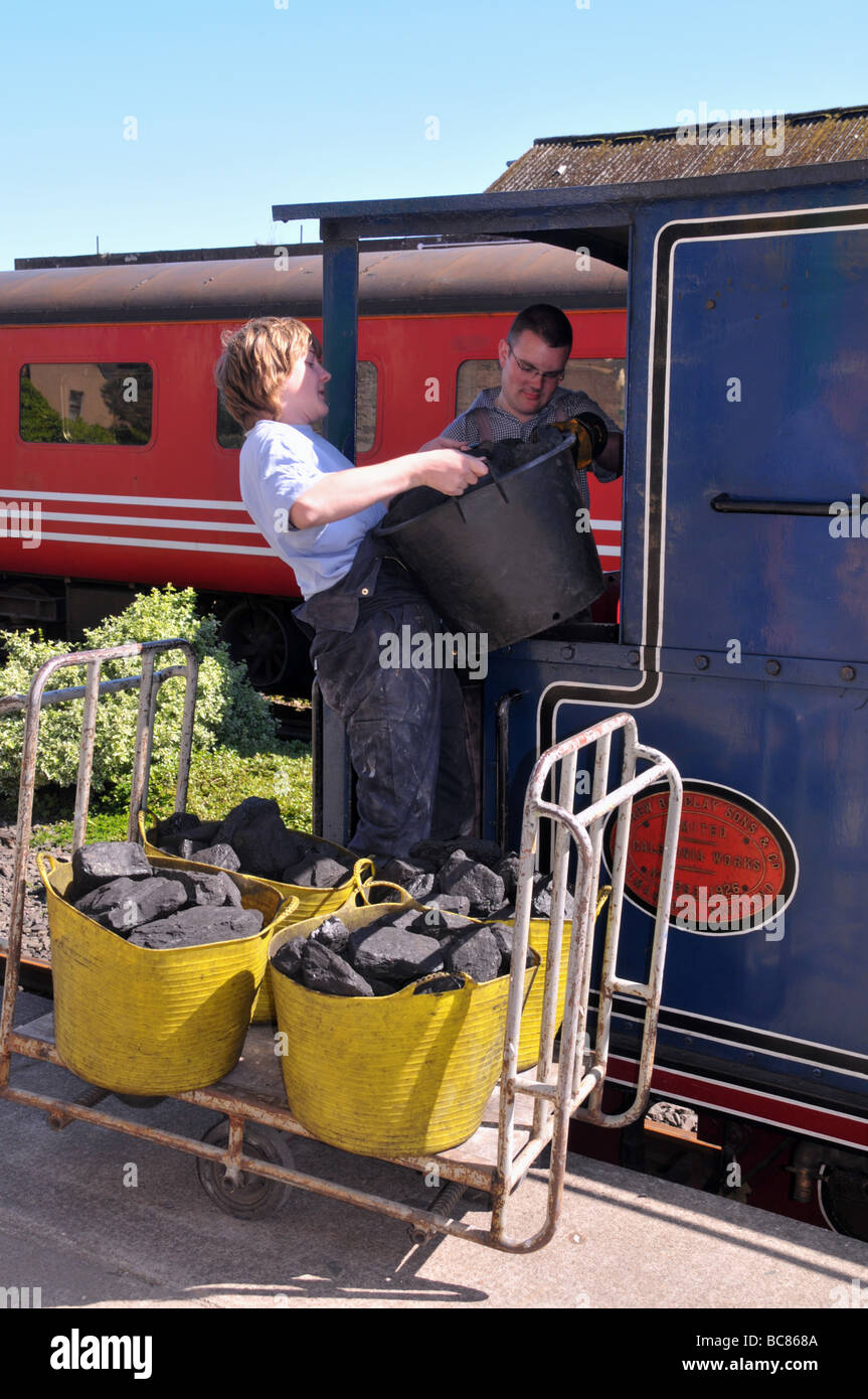 Kohle wird eine Dampfmaschine Zug verladen. Stockfoto