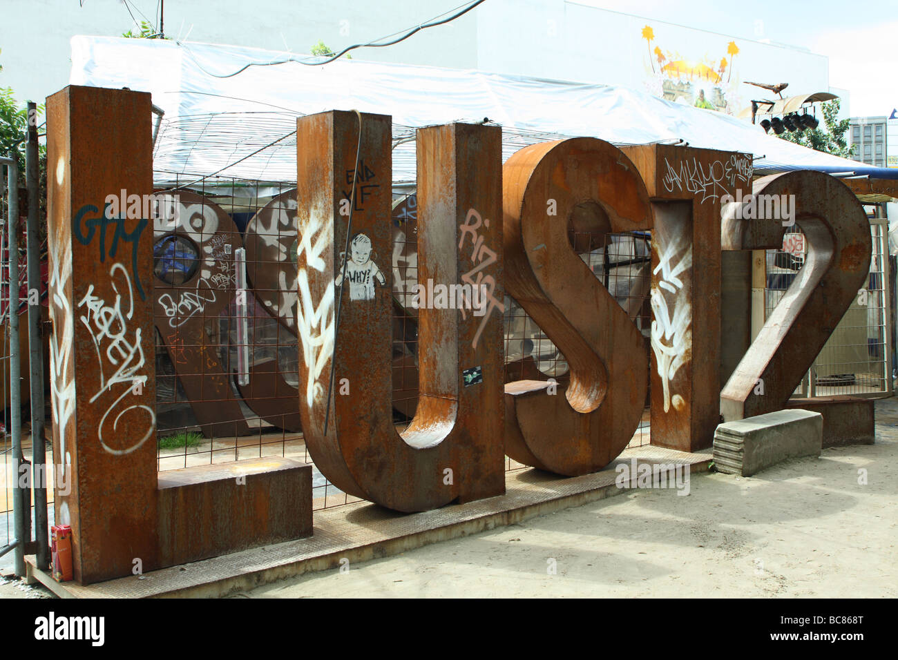 3D Metall Schild am Tacheles Kunst hocken Berlin Deutschland Lust 2 Stockfoto