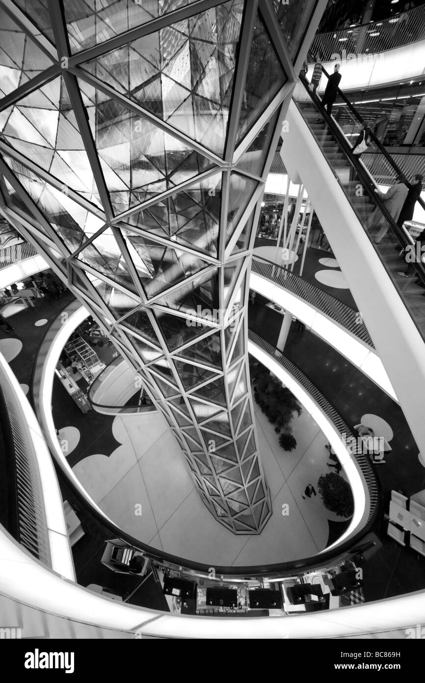 MyZeil aus der obersten Etage in Frankfurt befindet sich das neue Einkaufszentrum im Zentrum von Frankfurt auf der belebten Einkaufsstraße Zeil Stockfoto