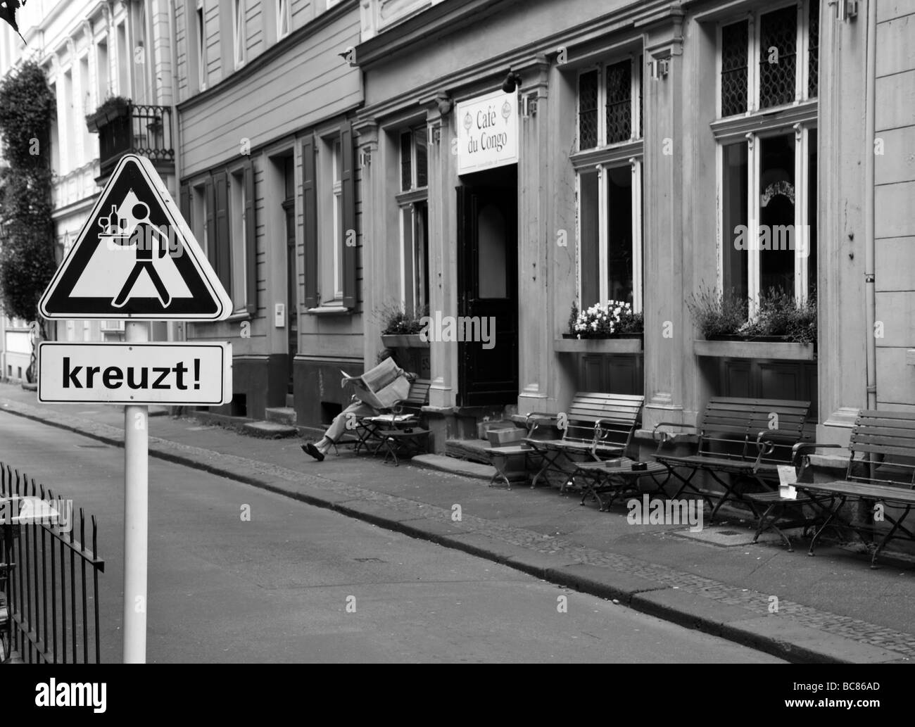 Warnung Kellner Crossing A Café in Luisenstraße Wuppertal Deutschland Stockfoto