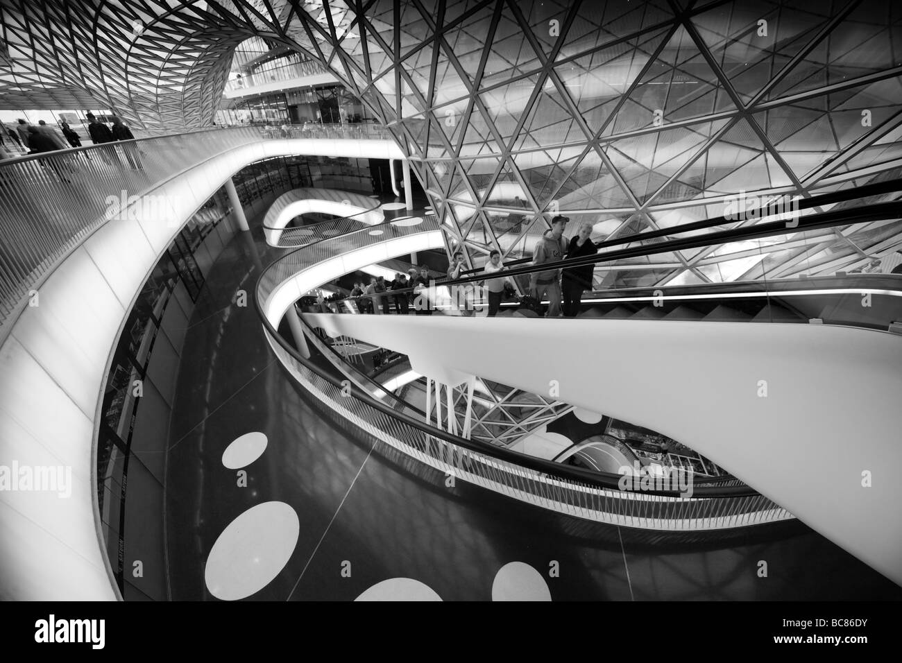 MyZeil aus der obersten Etage in Frankfurt befindet sich das neue Einkaufszentrum im Zentrum von Frankfurt auf der belebten Einkaufsstraße Zeil Stockfoto