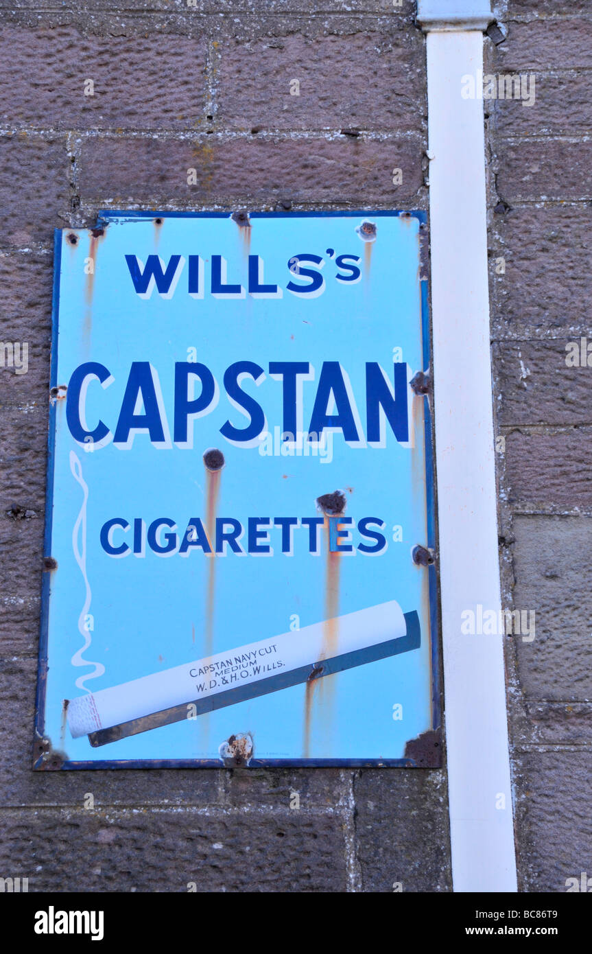 Ein altes Metall Plakatwerbung Capstan Zigaretten zu einem alten Museum-Bahnhof. Stockfoto