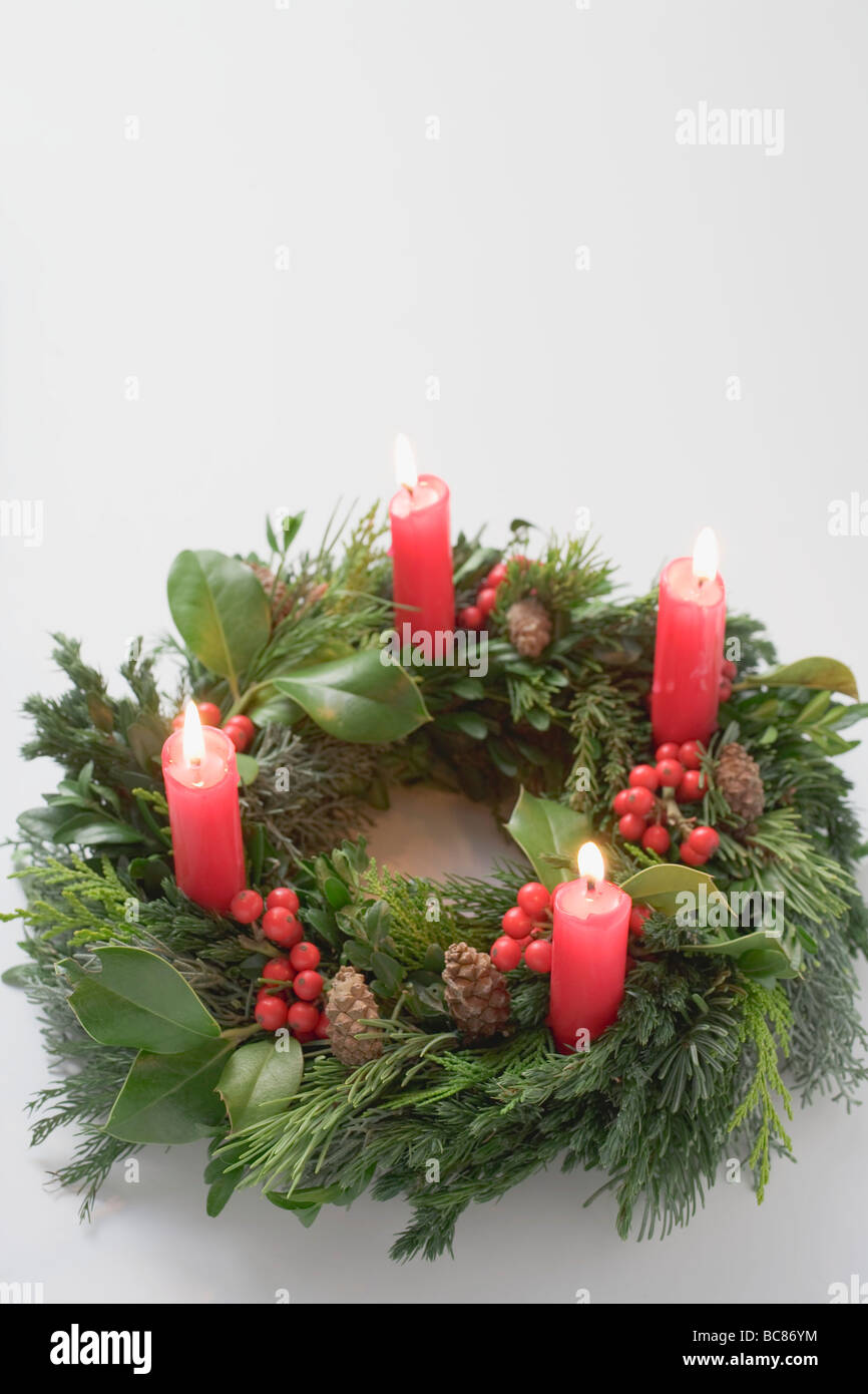 Adventskranz mit vier brennenden Kerzen- Stockfoto