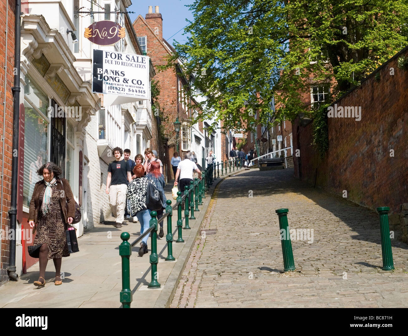 Menschen, die den steilen Weg nach unten aus der historischen Altstadt von Lincoln City Centre, Lincolnshire England UK Stockfoto