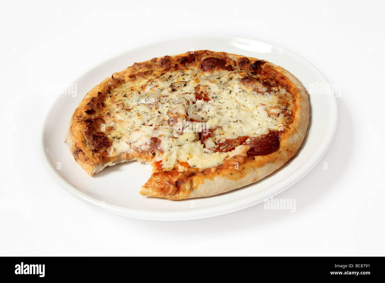 Pizza auf einem Teller mit einem einzigen Biss fehlt. Stockfoto