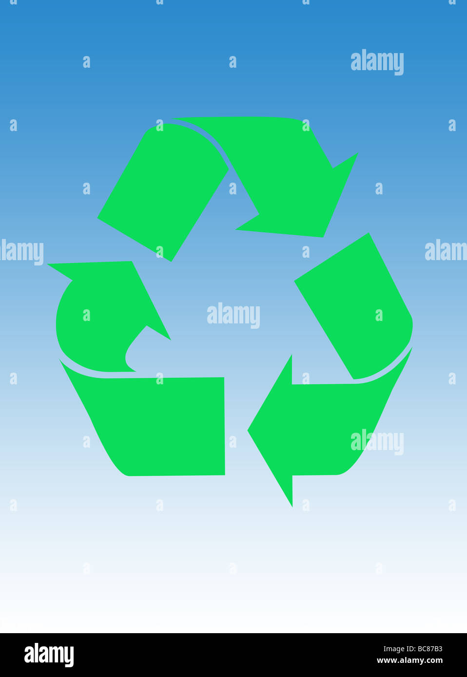 Recycling-Symbol auf blauem Himmelshintergrund Stockfoto