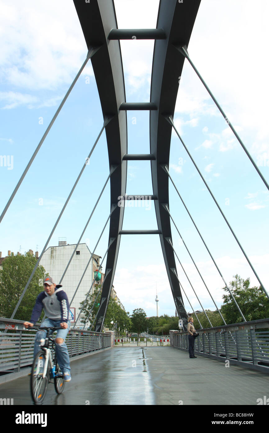 Brücke folgende THE LINE von BERLIN WALLman auf Fahrrad Stockfoto