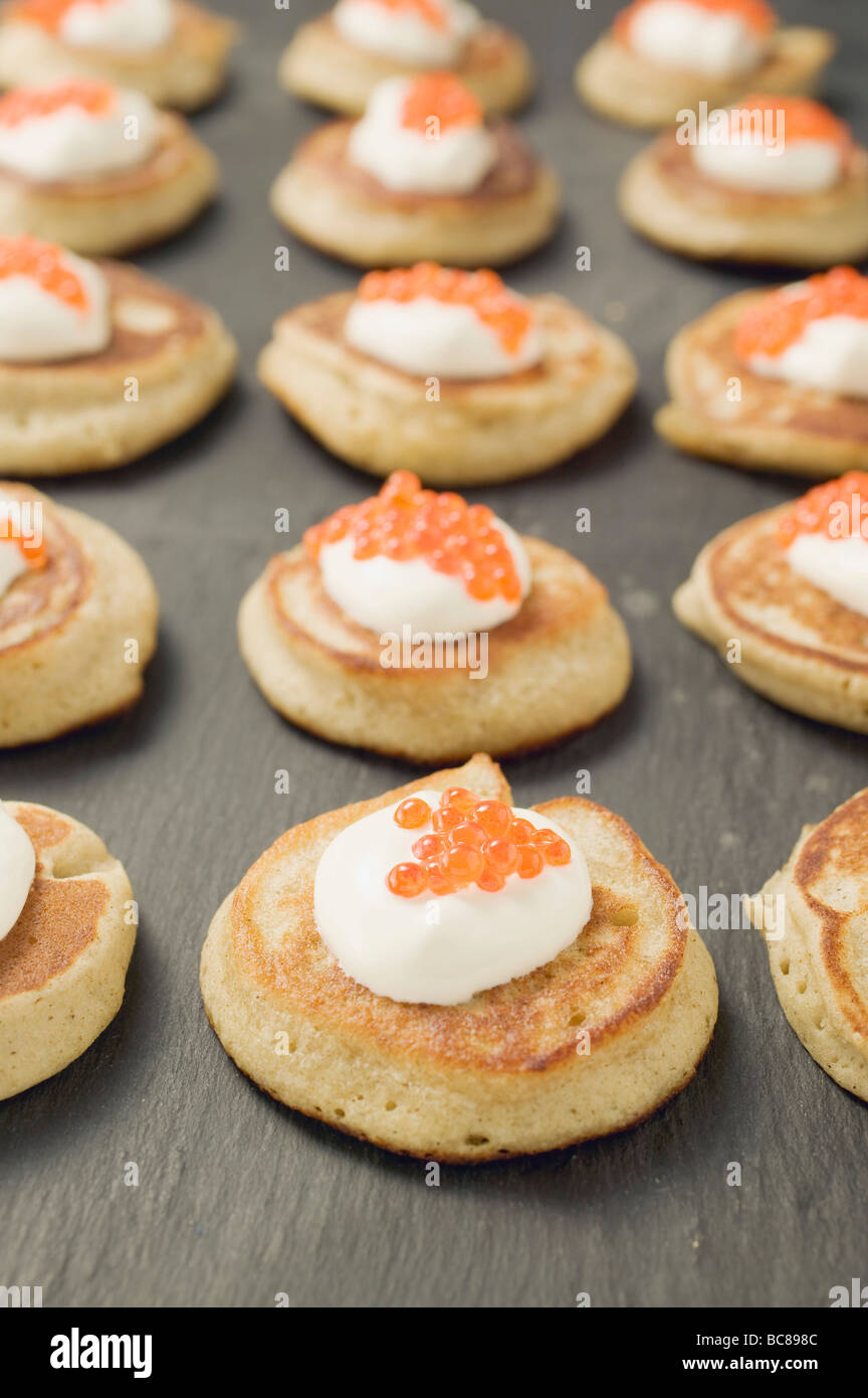 Blinis mit Sauerrahm und Kaviar Stockfotografie - Alamy
