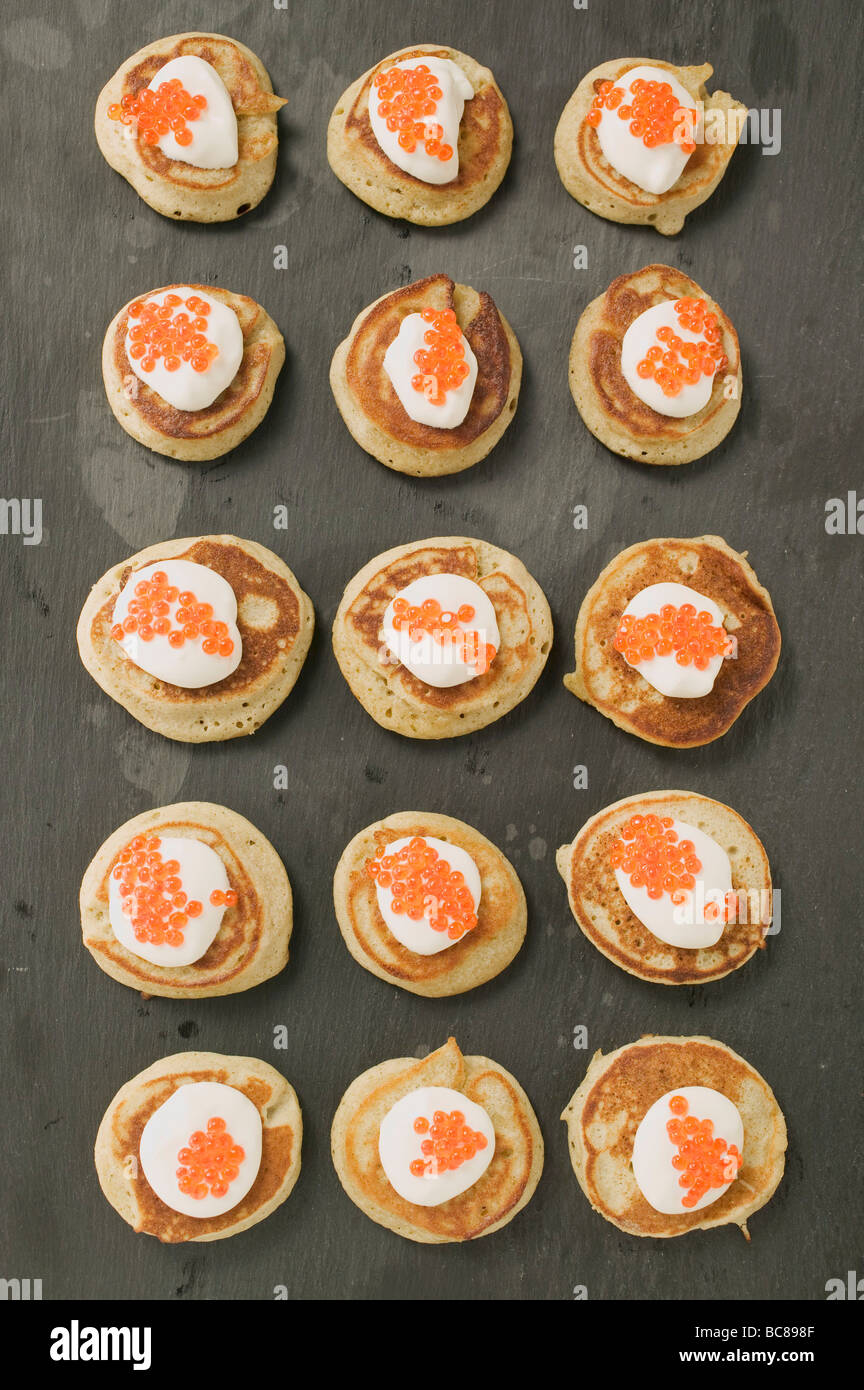 Blinis mit Sauerrahm und Kaviar (Draufsicht Stockfotografie - Alamy