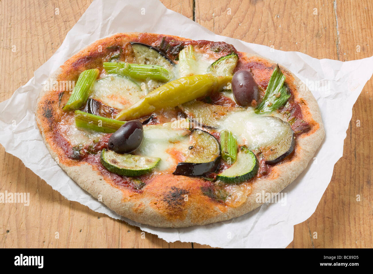 Pizza mit Zucchini, Auberginen, Chili und Oliven- Stockfoto