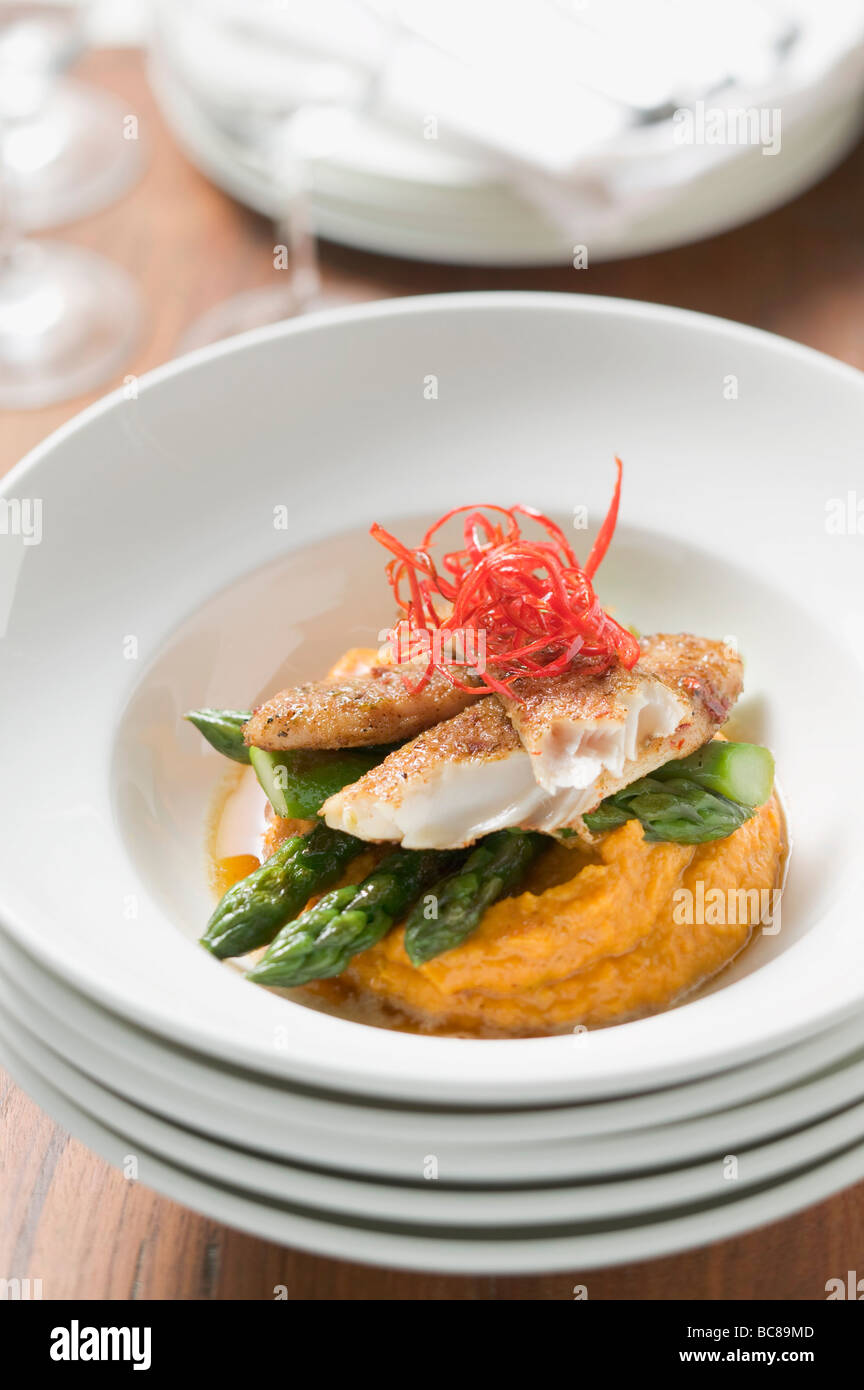 Pangasius-Filet mit Spargel und Süßkartoffel-Püree- Stockfoto