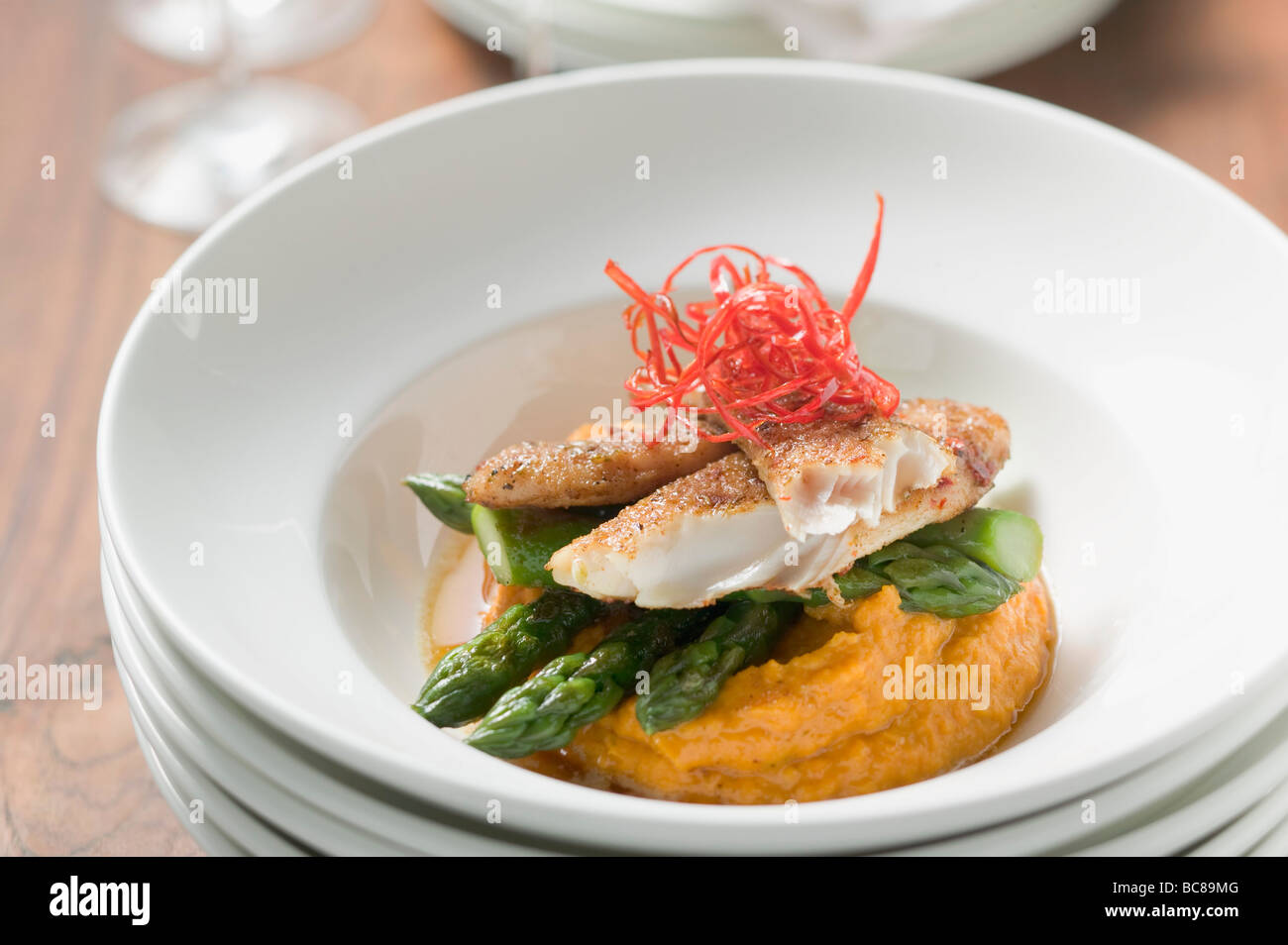 Pangasius-Filet mit Spargel und Süßkartoffel-Püree- Stockfoto