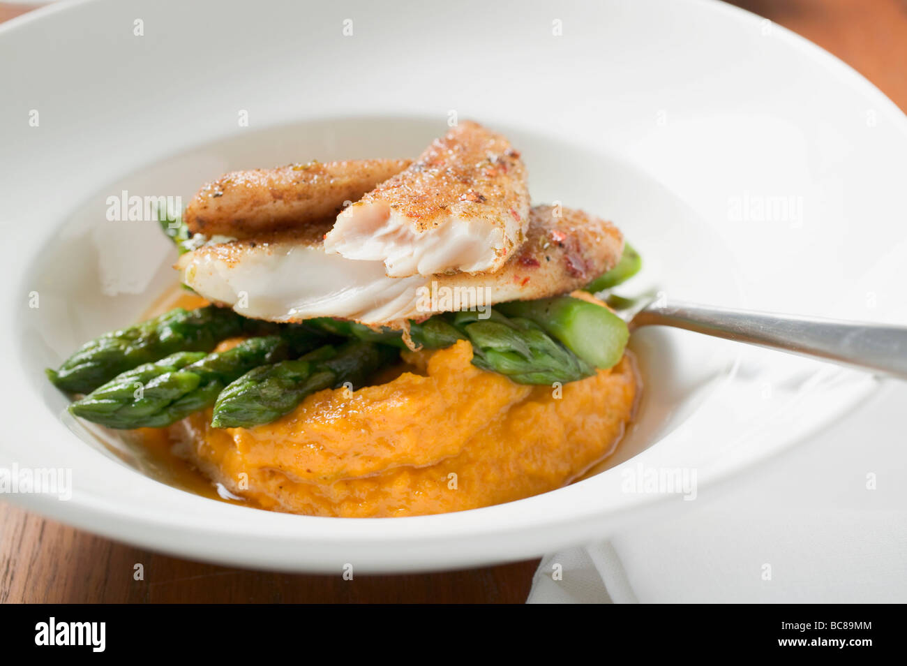 Pangasius-Filet mit Spargel und Süßkartoffel-Püree- Stockfoto