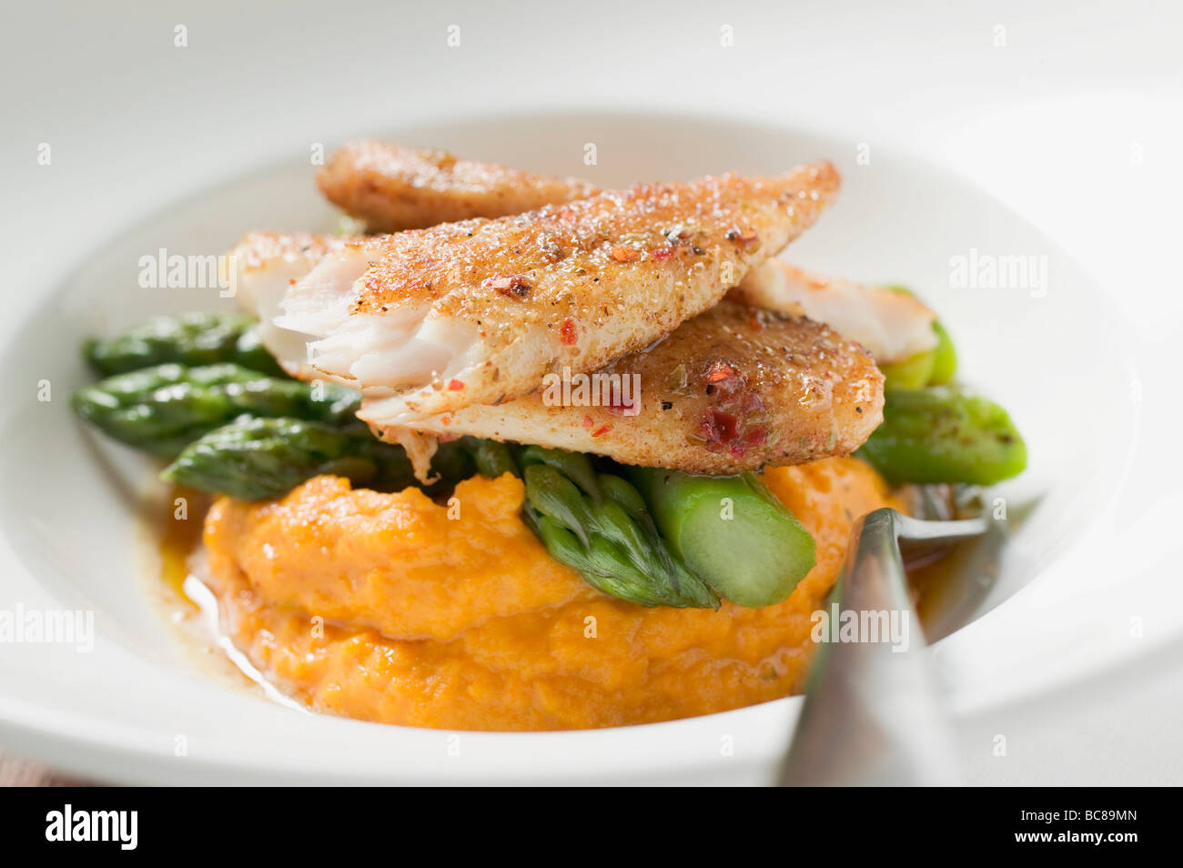 Pangasius-Filet mit Spargel und Süßkartoffel-Püree- Stockfoto