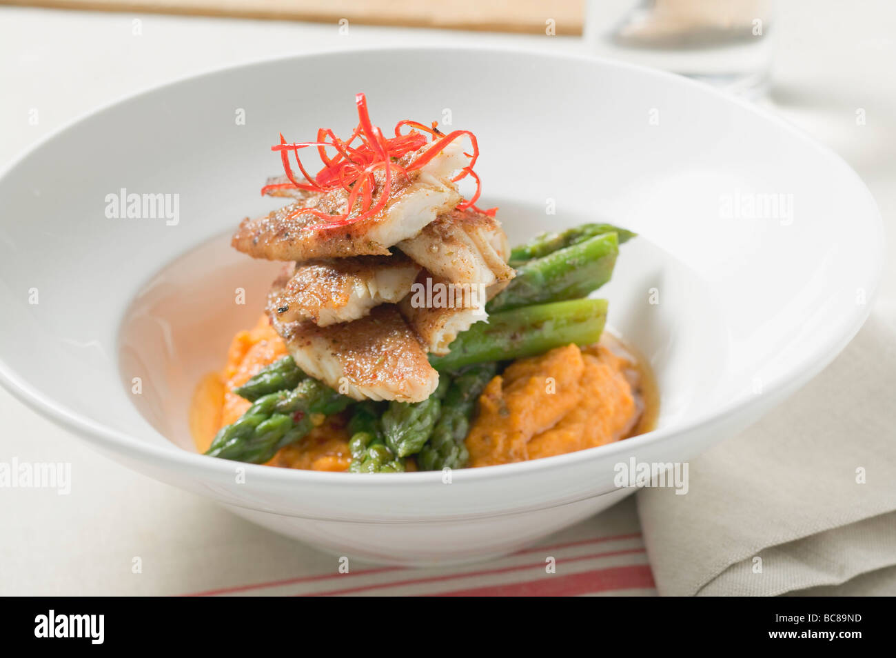 Pangasius-Filet mit Spargel und Süßkartoffel-Püree- Stockfoto