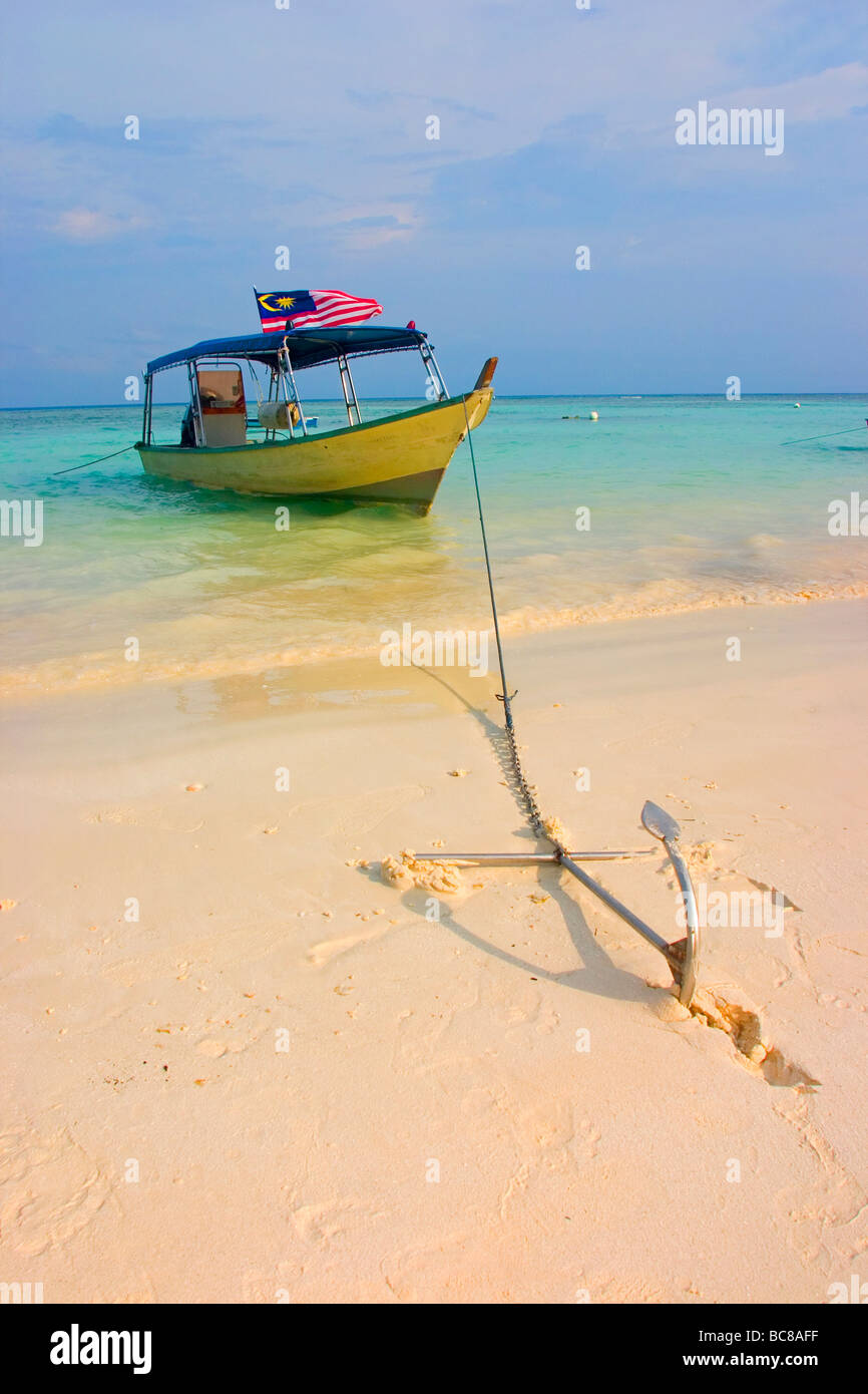 Boot mit malaysische Flagge am weißen Sandstrand. Stockfoto