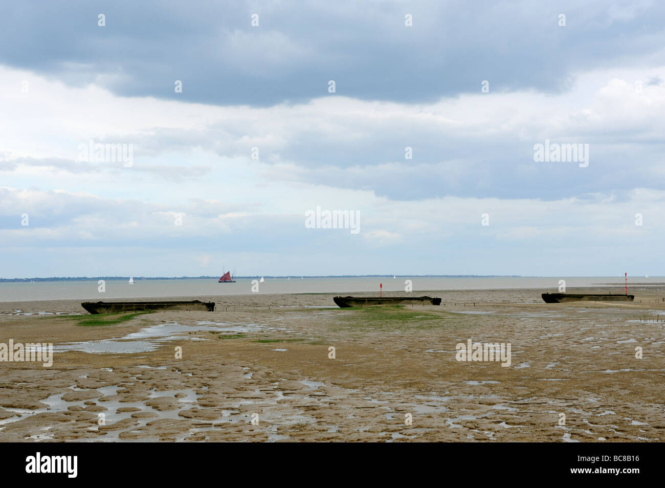 Versunkene Schiffe im Wattenmeer, Dengie Halbinsel, Essex Küste Stockfoto