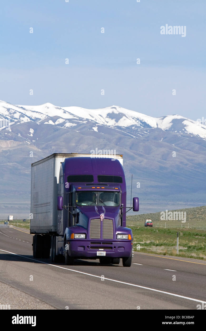Fernverkehrs-Lkw auf der Interstate 84 in der Nähe der Staatsgrenze von Utah Idaho USA reisen Stockfoto