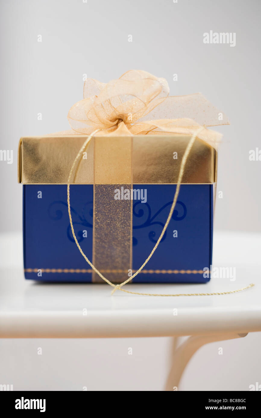 Weihnachts-Geschenk in blau und gold Box- Stockfoto