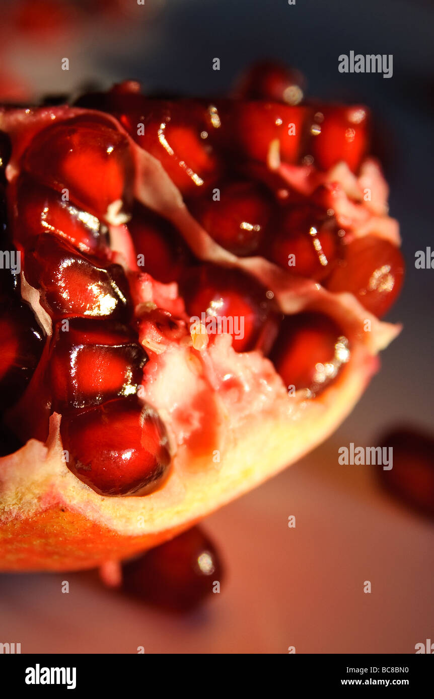 Rote Früchte Granatapfelkerne Stockfoto