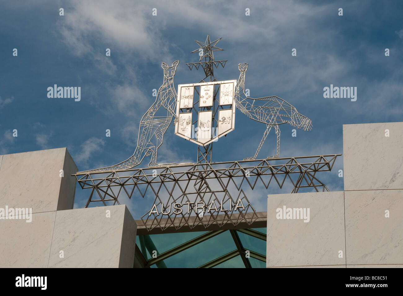 Wappen über dem Eingang in die New Parliament House, Canberra, ACT, Australia Stockfoto