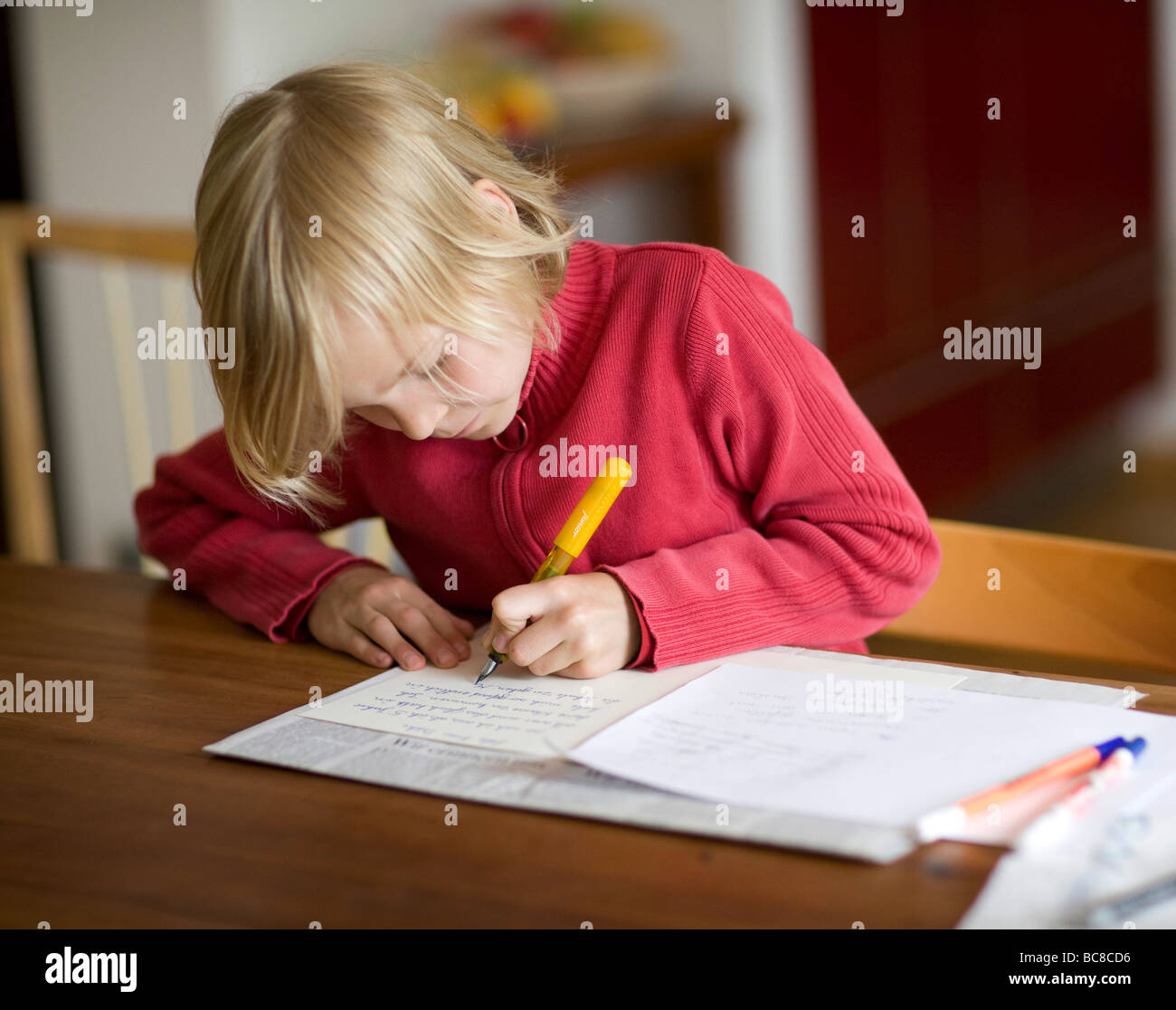 eine Mädchen ist ihre Hausaufgaben machen. Stockfoto