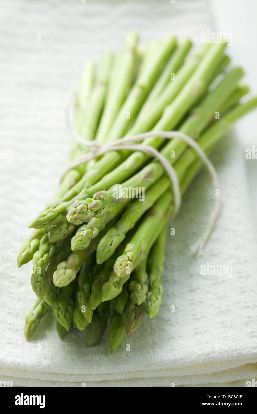 Ein Bündel grüner Spargel auf dem weißen Tuch- Stockfoto