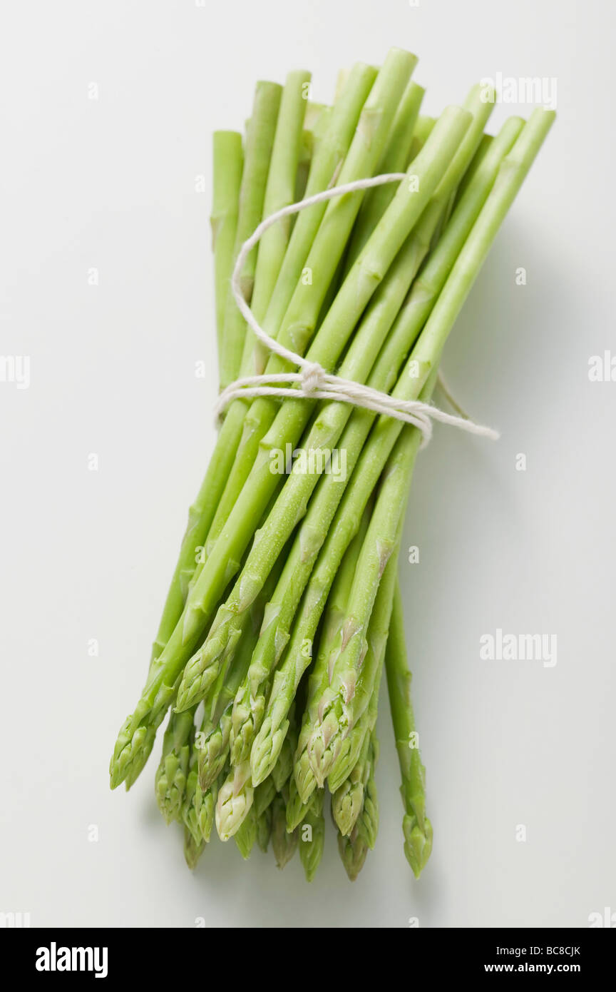 Ein Bündel grüner Spargel (Draufsicht)- Stockfoto