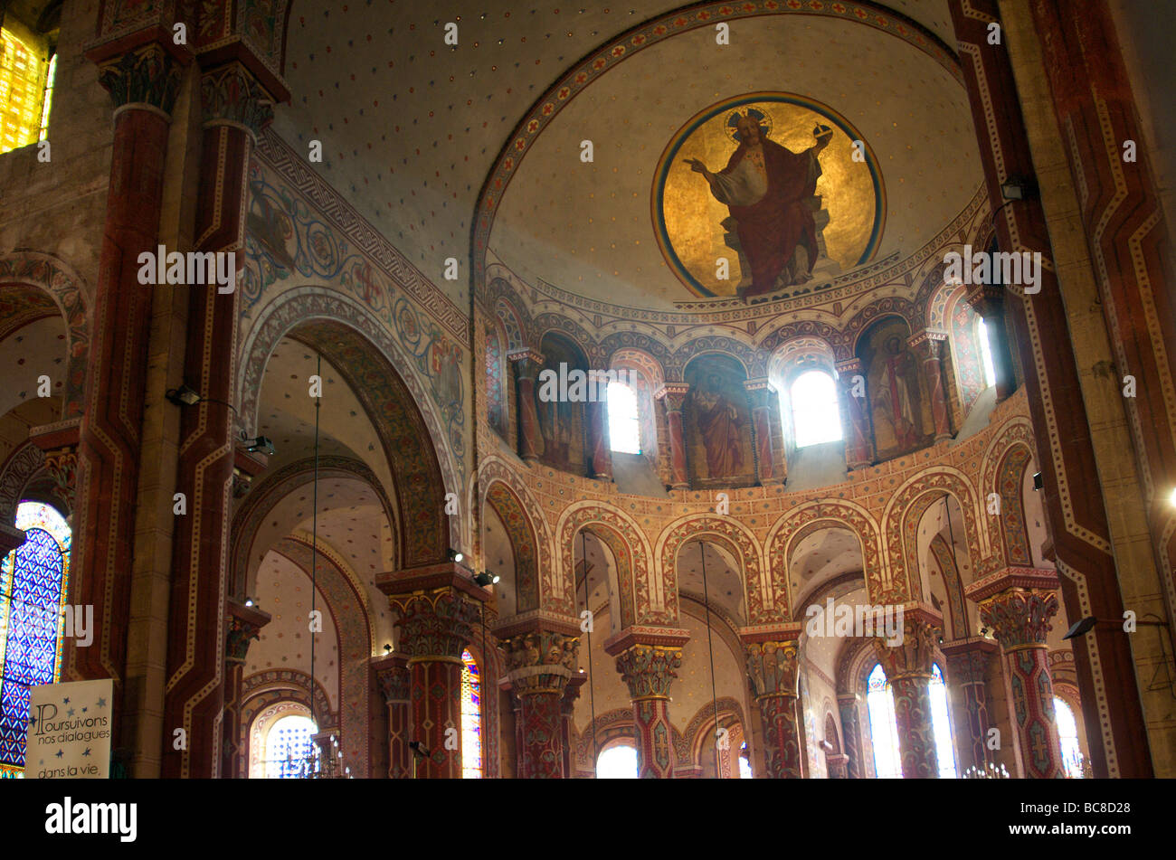 Chor der römischen Kirche St. Austremoine von Issoire. Auvergne. Frankreich. Stockfoto