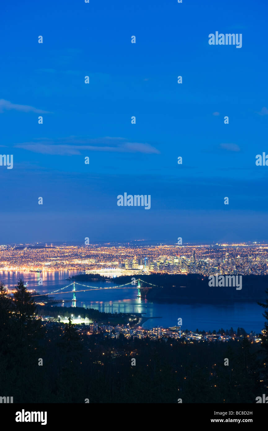 Nachtansicht der Skyline der Stadt und Lions Gate Bridge von Cypress Provincial Park Vancouver British Columbia Kanada Stockfoto