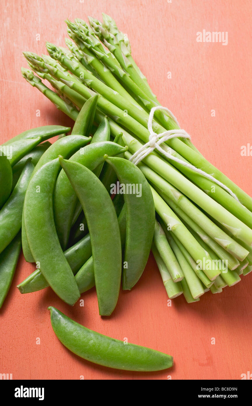 Grüner Spargel und Erbse Hülsen- Stockfoto