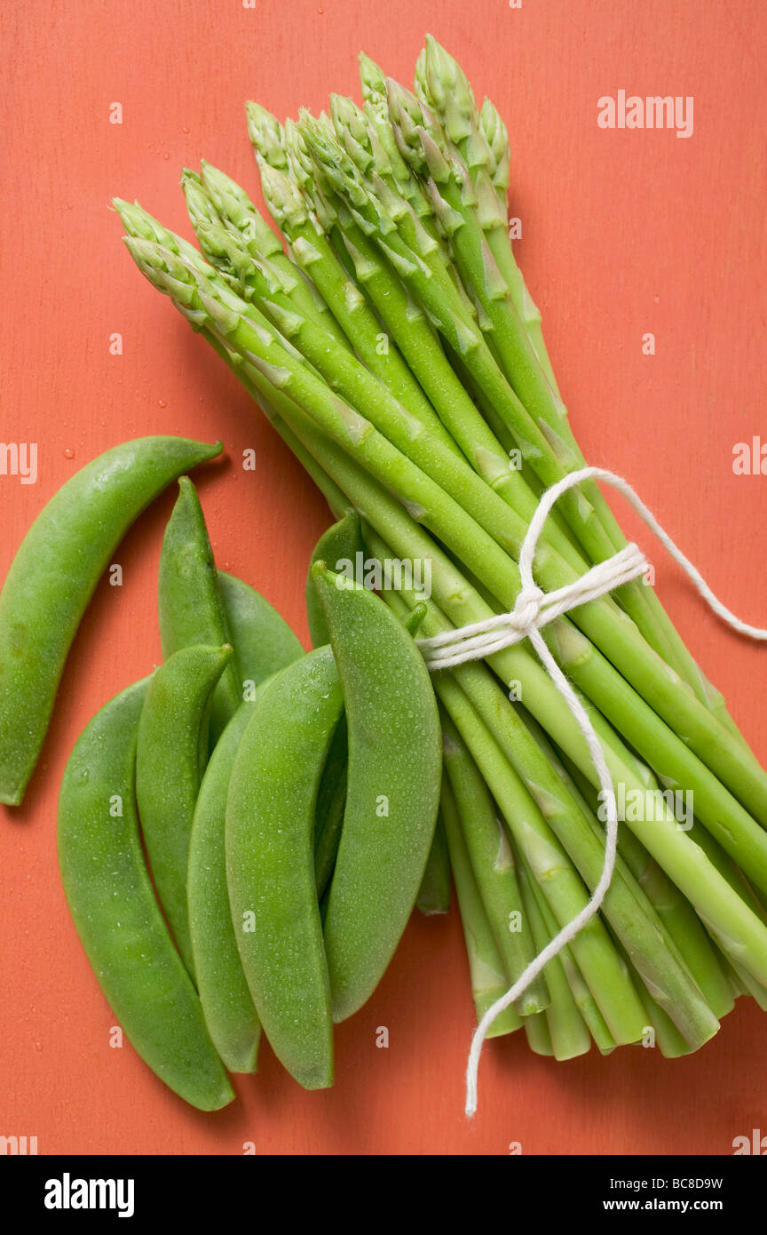 Grüner Spargel und Erbse Hülsen- Stockfoto