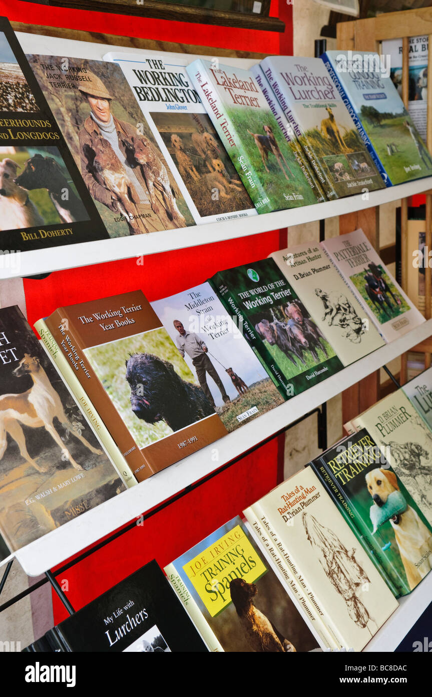 Hundetraining und Bücher in den Regalen einer Buch-Stall auf einer Land-Messe Jagd Stockfoto