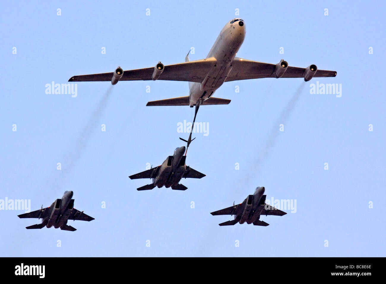 3 israelische Luftwaffe jets F15 Kämpfer wird durch eine Boeing 707 im Flug betankt Stockfoto