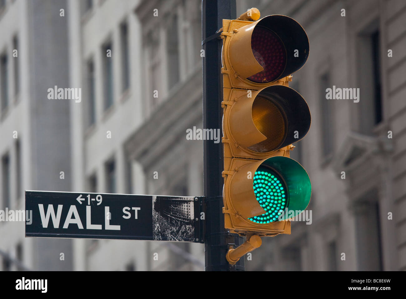 Grünes Licht an der Wall Street in New York City Stockfoto