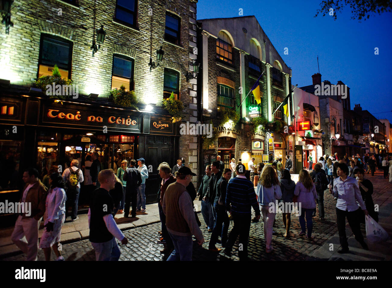 Reihe von Pubs entlang der geschäftigen Temple Bar Nachtleben Dublin Irland Stockfoto