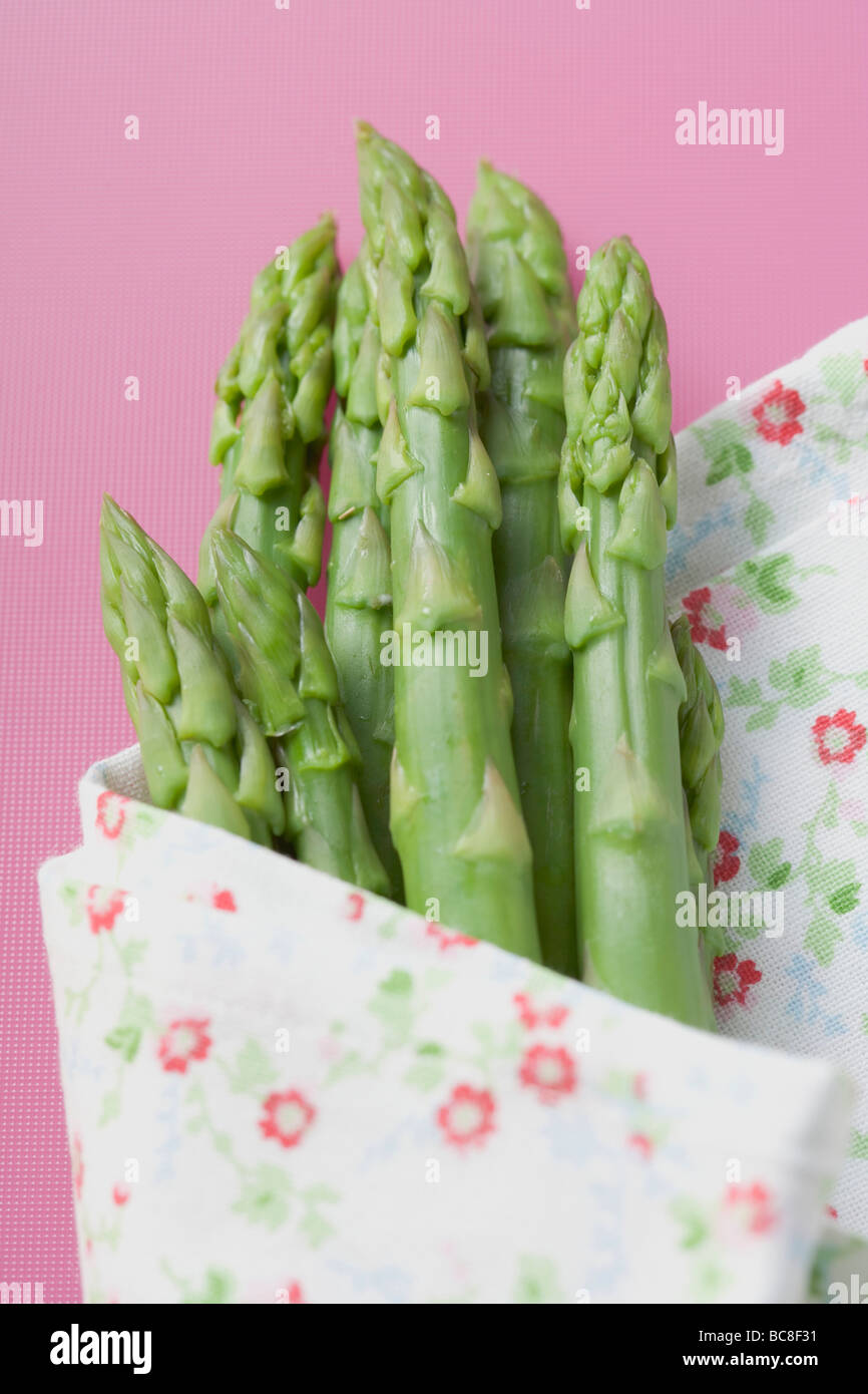 Frischer grüner Spargel in einem Tuch- Stockfoto