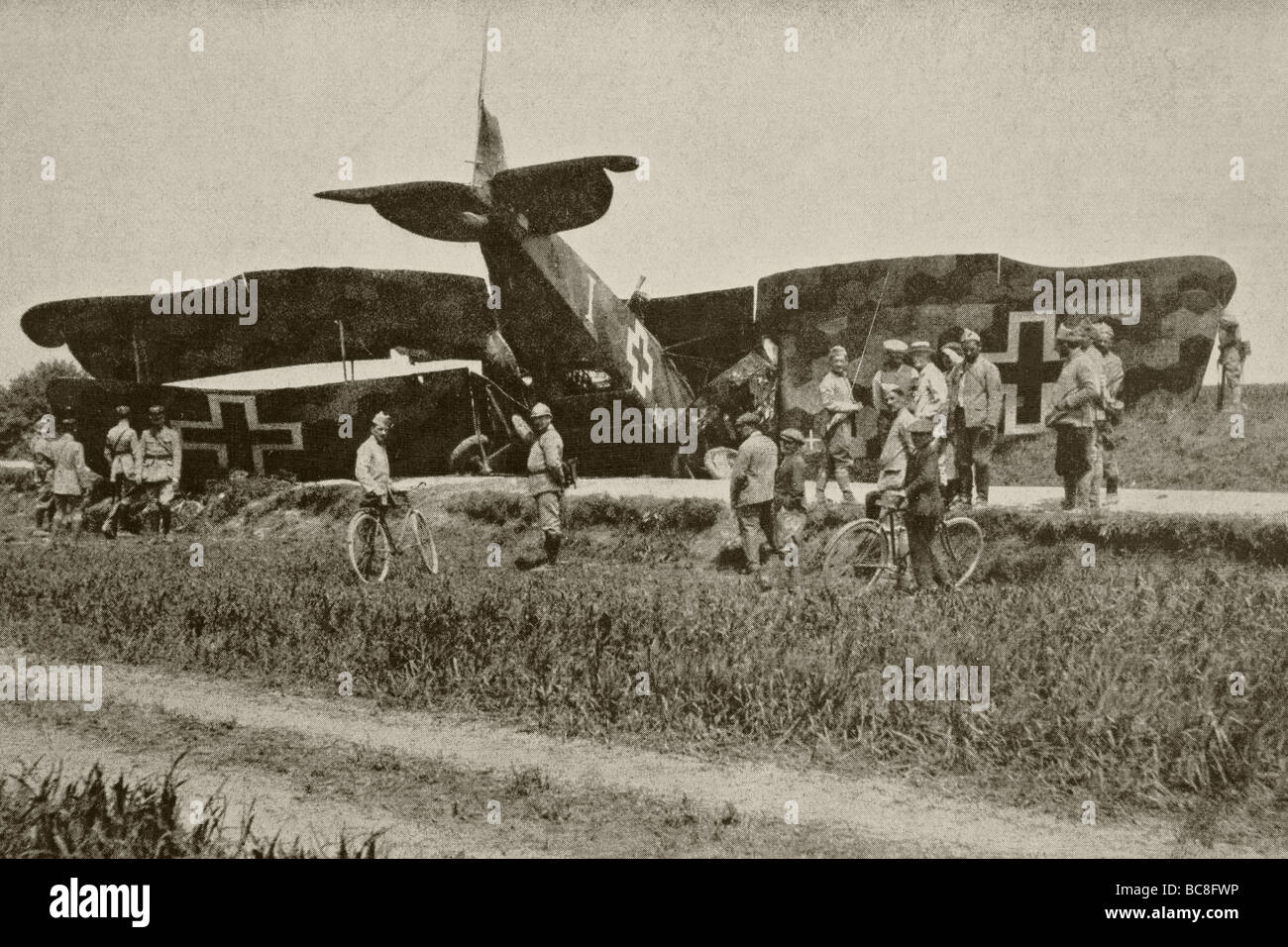 Ein deutsches Flugzeug nachdem er abgeschossen über Oise. Stockfoto