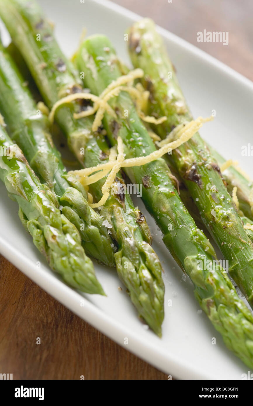 Gebratener grüner Spargel mit Zitronenschale- Stockfoto
