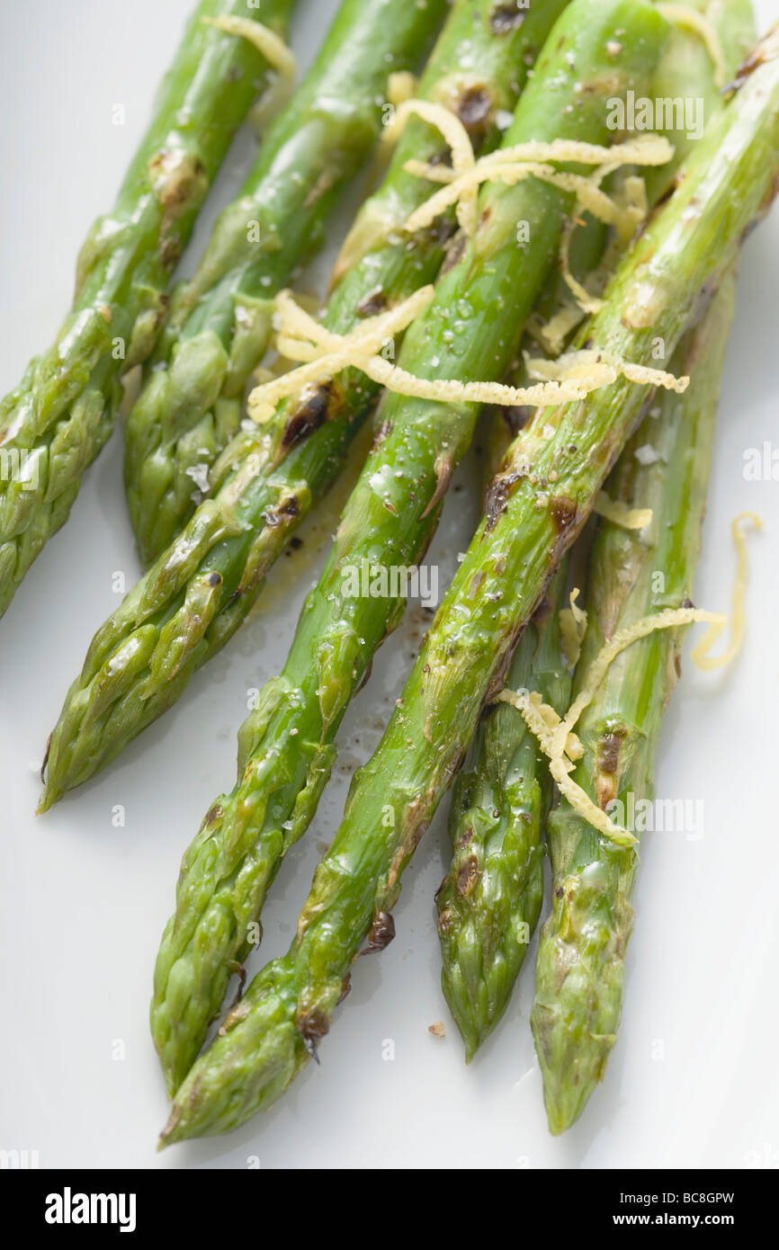 Gebratener grüner Spargel mit Zitronenschale (Draufsicht)- Stockfoto