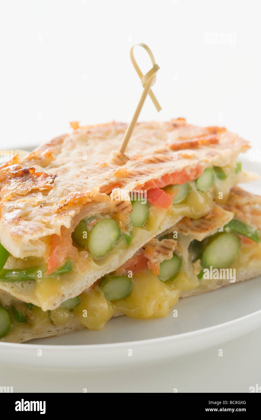 Gegrillte Pita-Brot gefüllt mit grünem Spargel- Stockfoto
