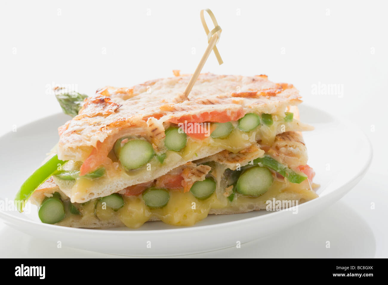Gegrillte Pita-Brot gefüllt mit grünem Spargel- Stockfoto