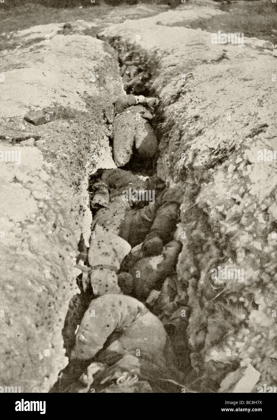 Tote deutsche in einem Graben getötet, nachdem eine Gebühr von französischen bei Tilleul De La Claux Truppen. Stockfoto