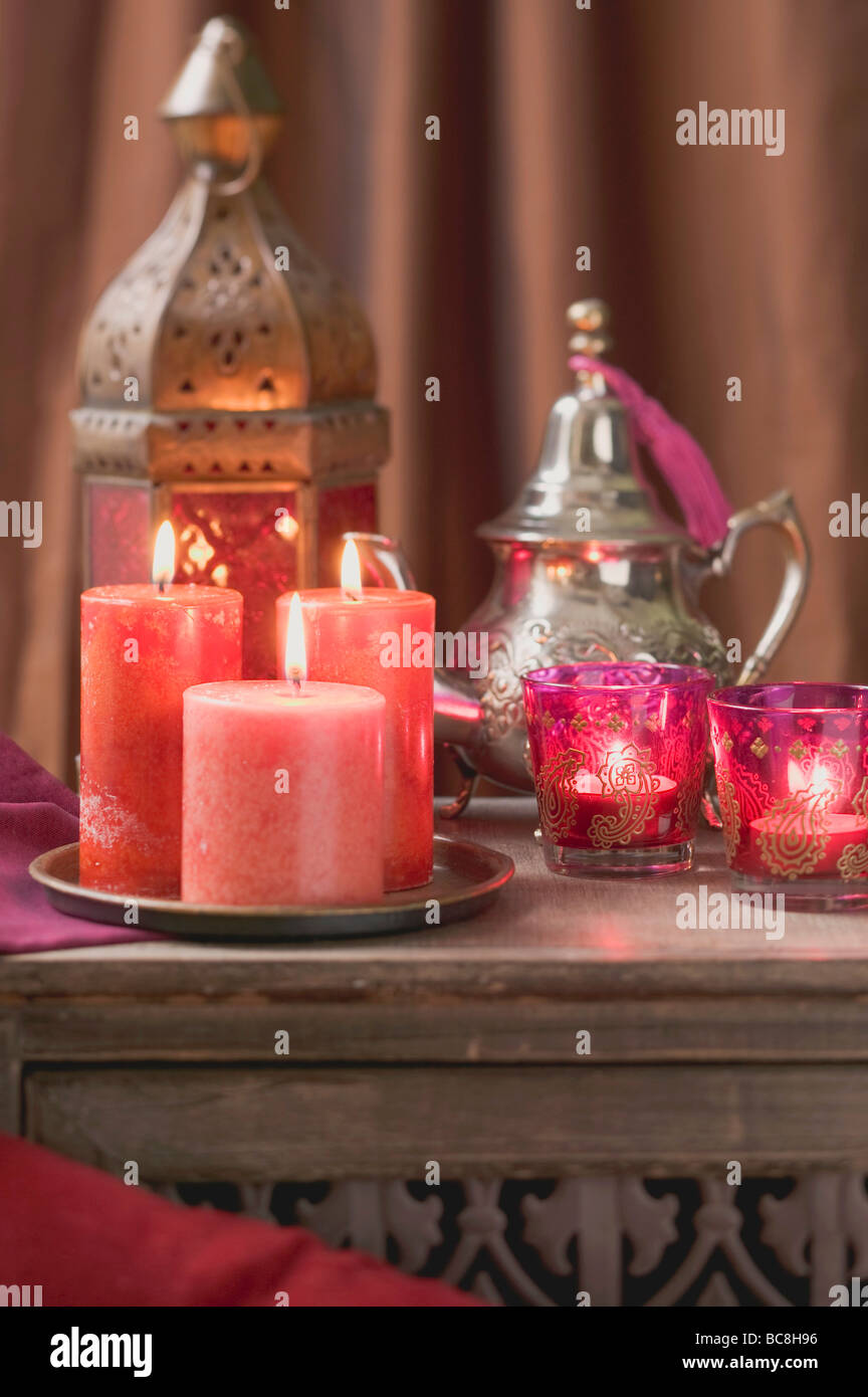 Orientalische Dekoration: Kerzen, Windlichter, Laternen, Teekanne  Stockfotografie - Alamy