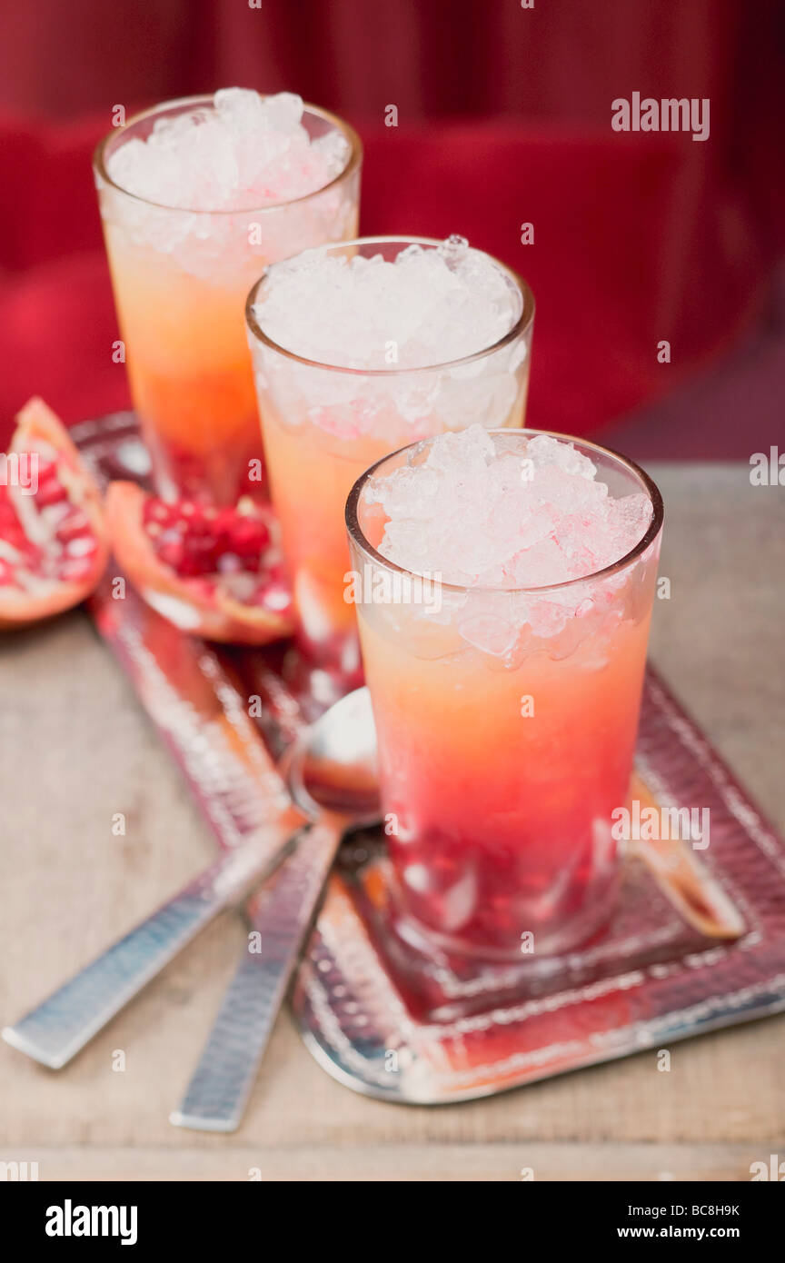 Drei fruchtigen Drinks mit Orangensaft & Granatapfel- Stockfoto