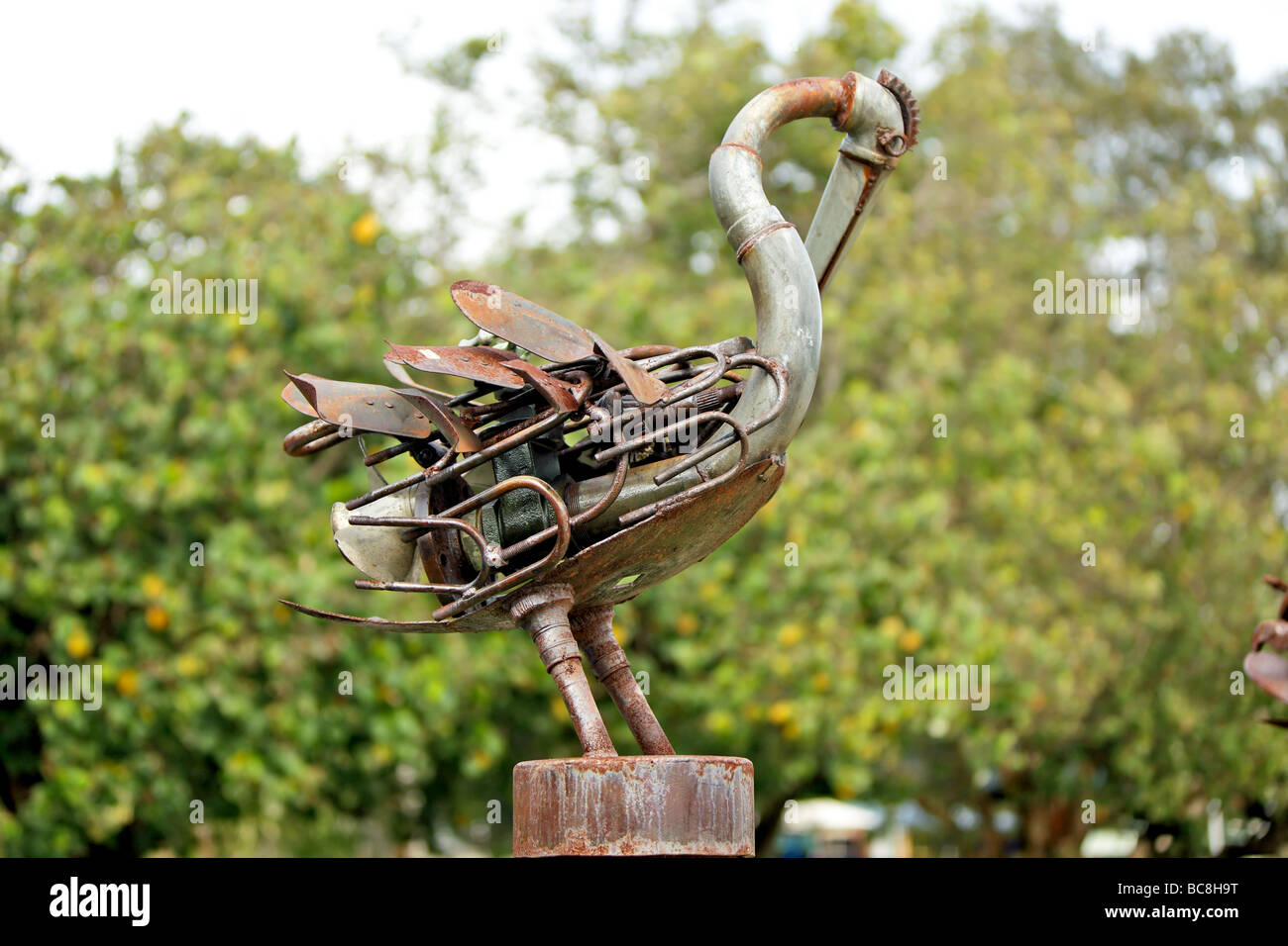 Metall-Skulptur von ein Wasservogel aus Schrott marine Metallteile erstellt Stockfoto